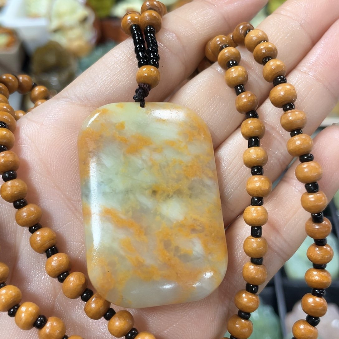 蛇纹石玉颈饰未镶嵌