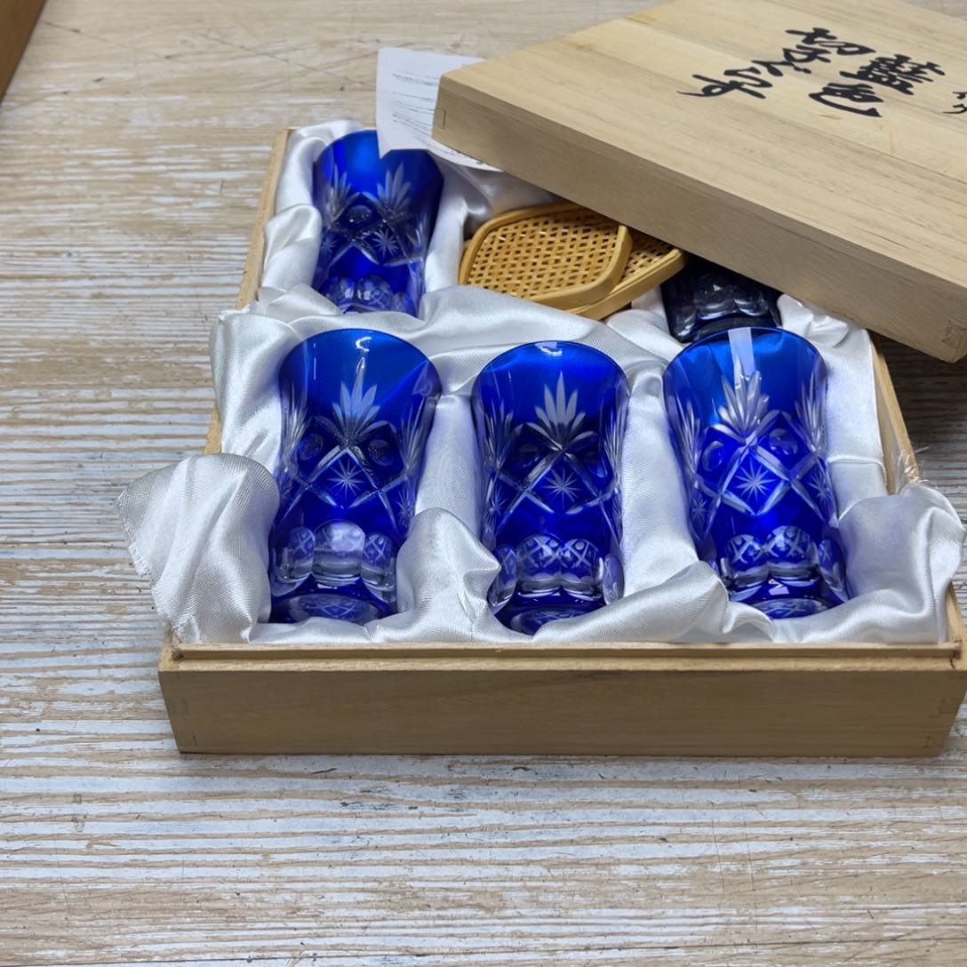 瓷片密密麻麻地排列着一个