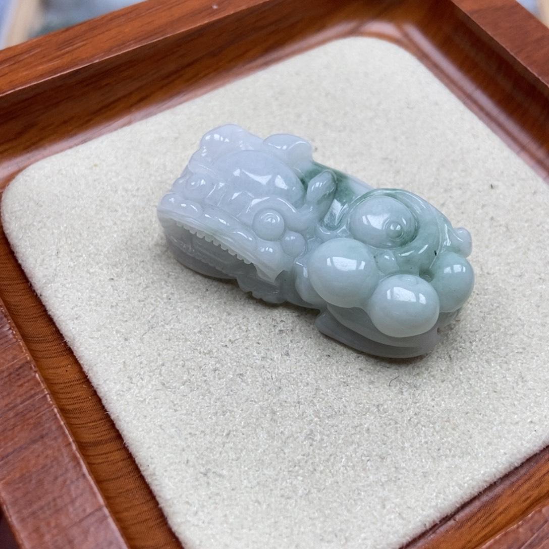 翡翠未镶嵌颈饰霸王