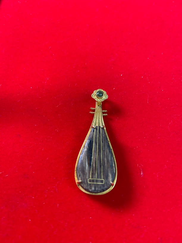 沉香吊坠18k金镶嵌设计5号琵琶琴