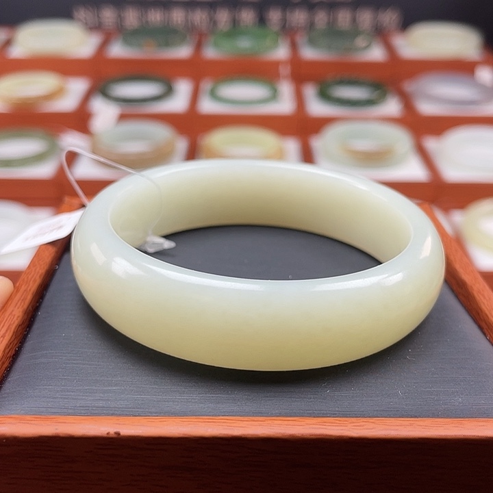 和田玉（糖玉）手镯未镶嵌奶白