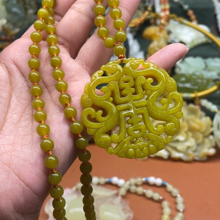 蛇纹石玉吊坠合金