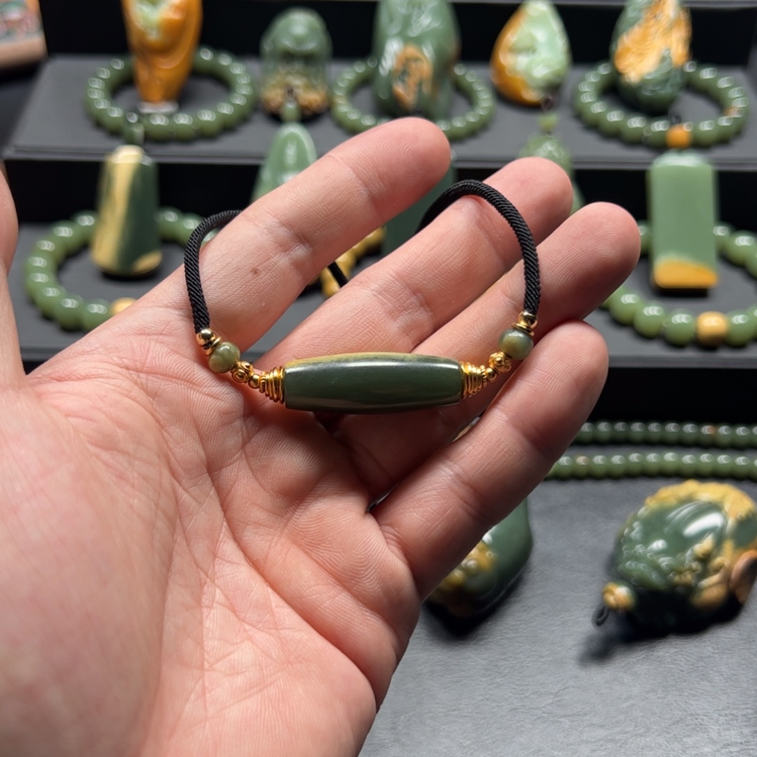 庄***雅岫岩河磨玉（透闪石质玉）未镶嵌颈饰