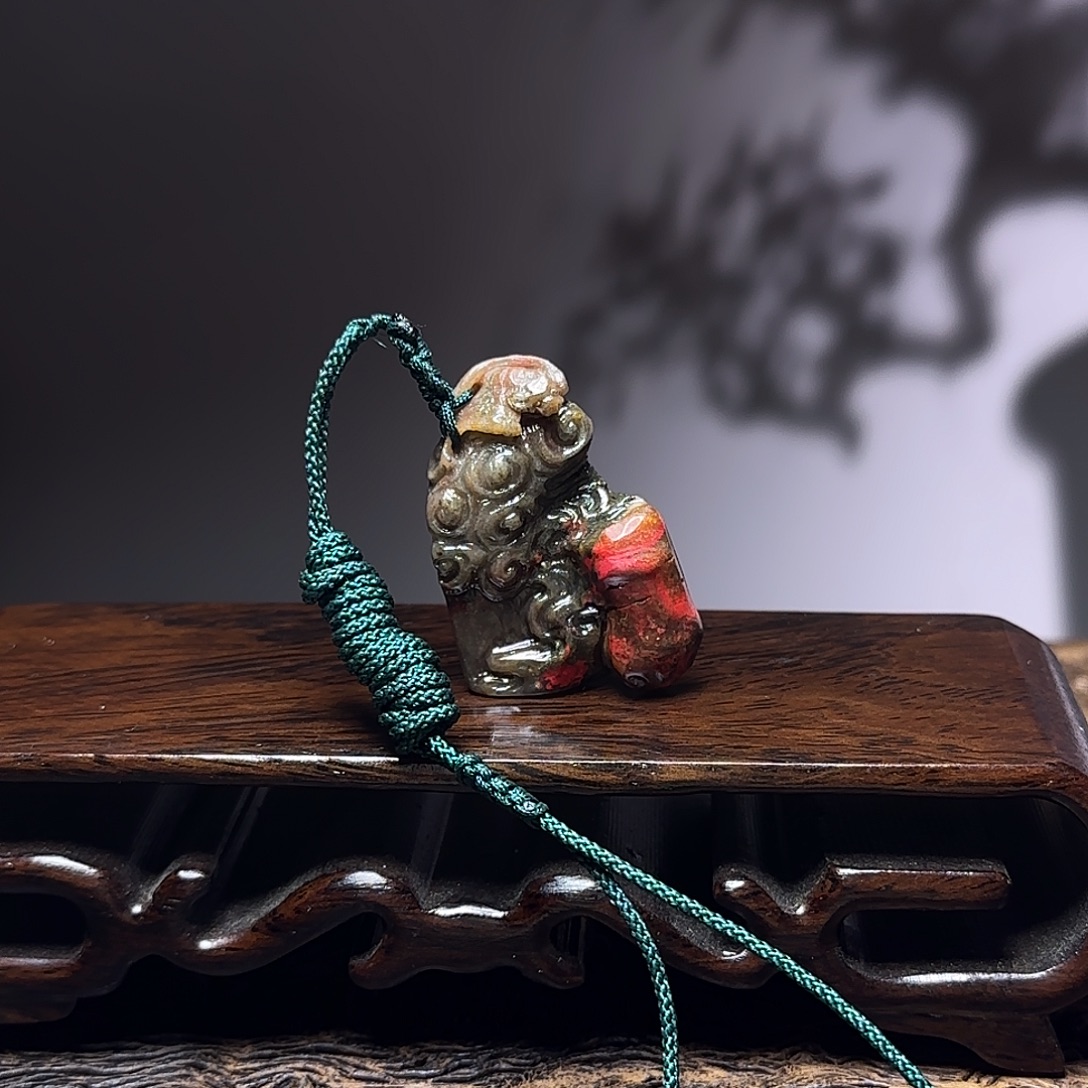 昌化牛角鸡血石挂件