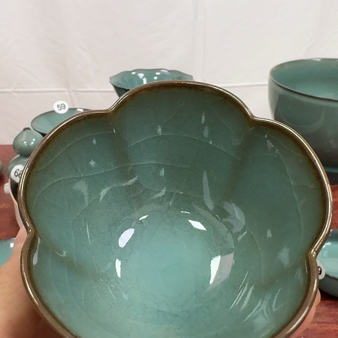 铁胎开片花口杯盏