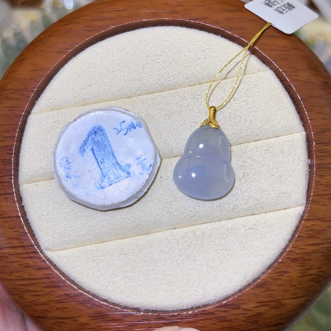 翡翠18K金镶嵌颈饰葫芦