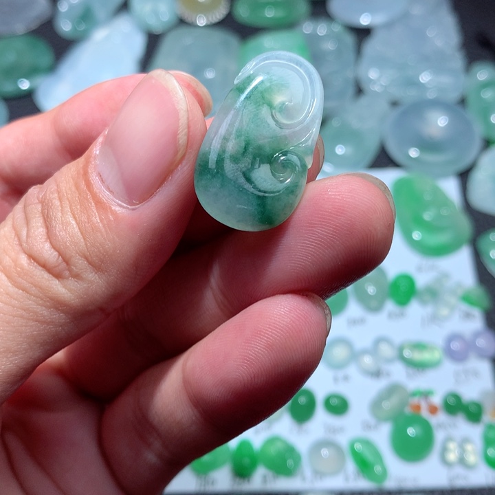 翡翠颈饰未镶嵌如意