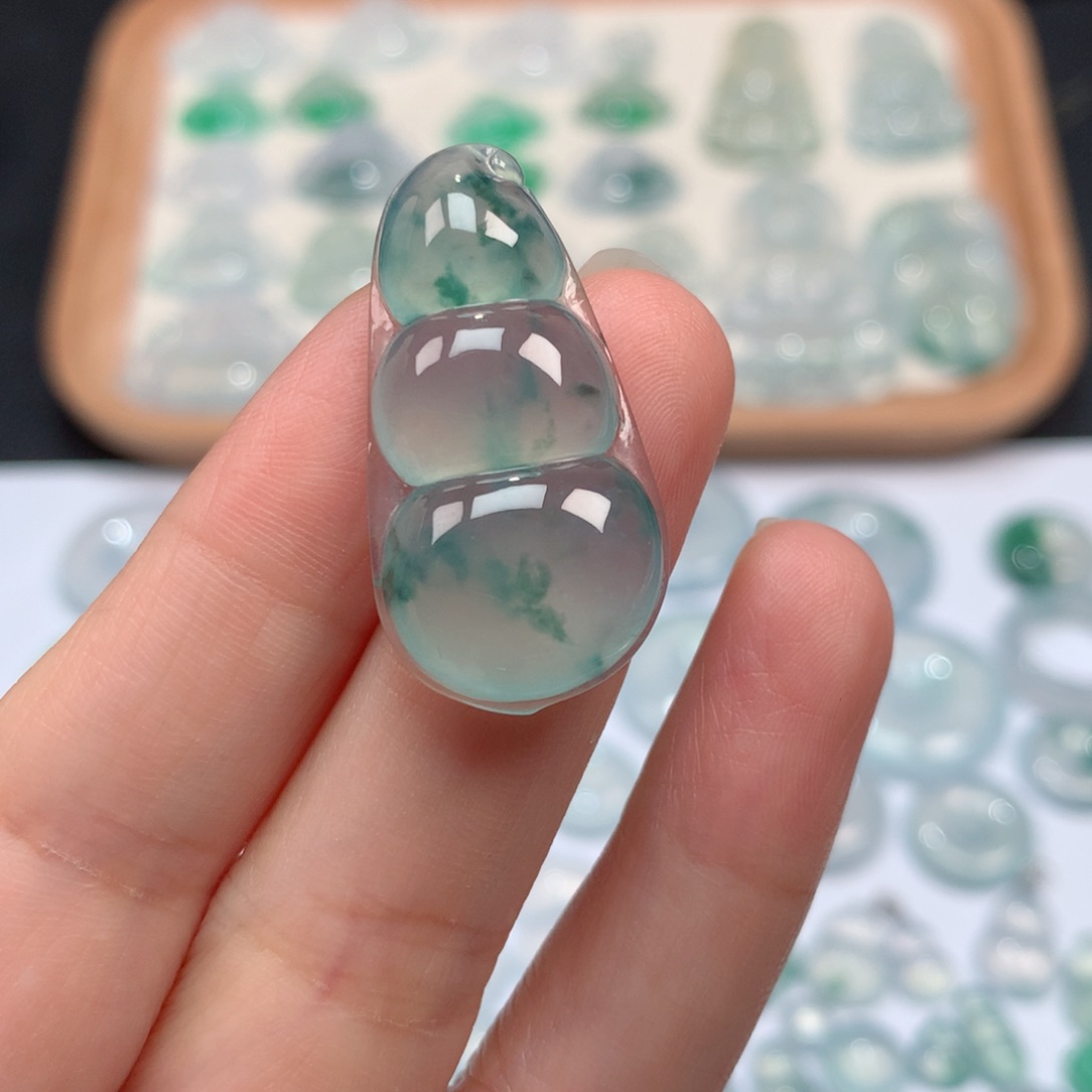 翡翠颈饰未镶嵌冰种飘花大福豆