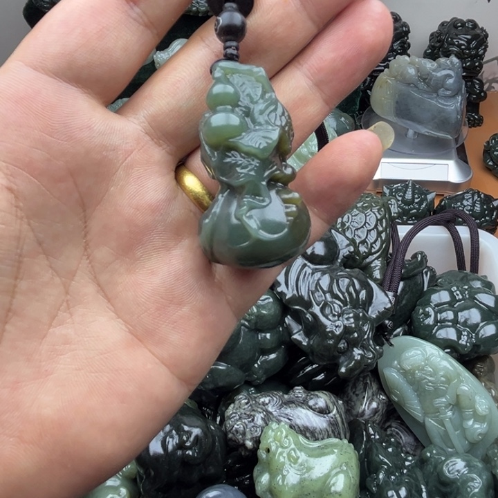 和田玉未镶嵌把件