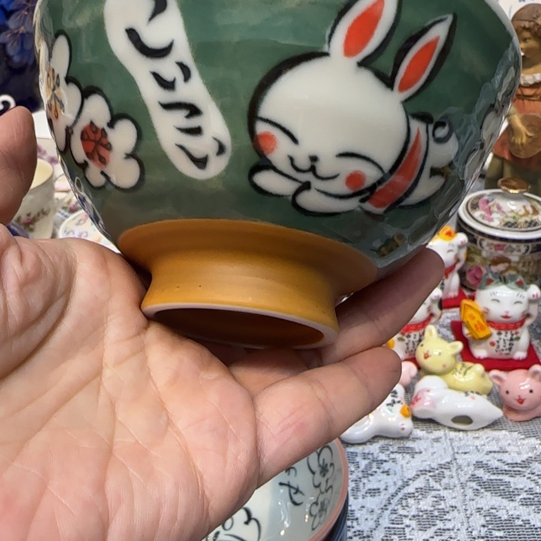 瓷片咖啡杯里有咖啡的味道了