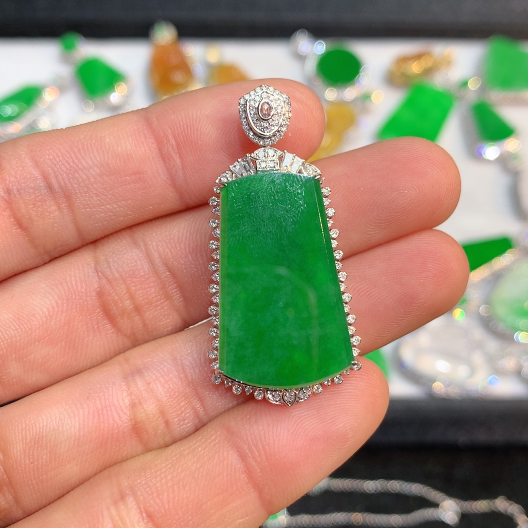 翡翠颈饰18K金镶嵌?*月天然a货翡翠