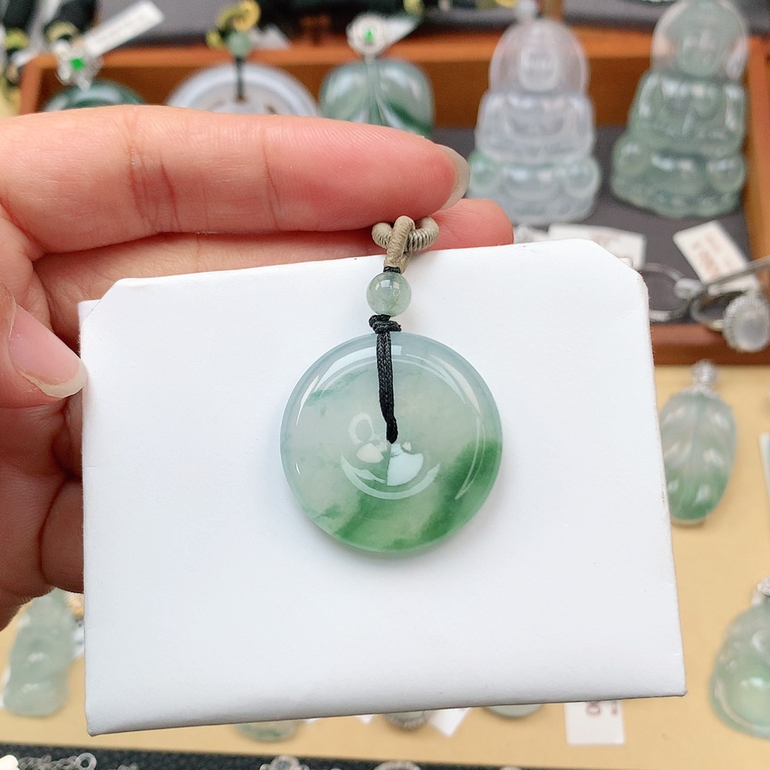 翡翠颈饰未镶嵌平安扣