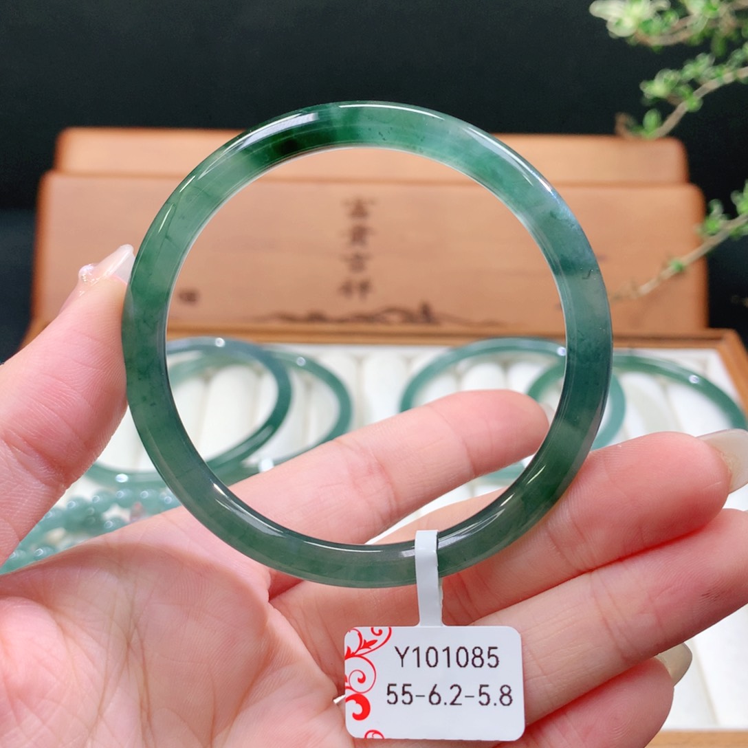 翡翠手镯未镶嵌天然