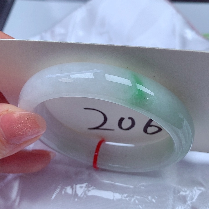 翡翠手镯未镶嵌翡翠