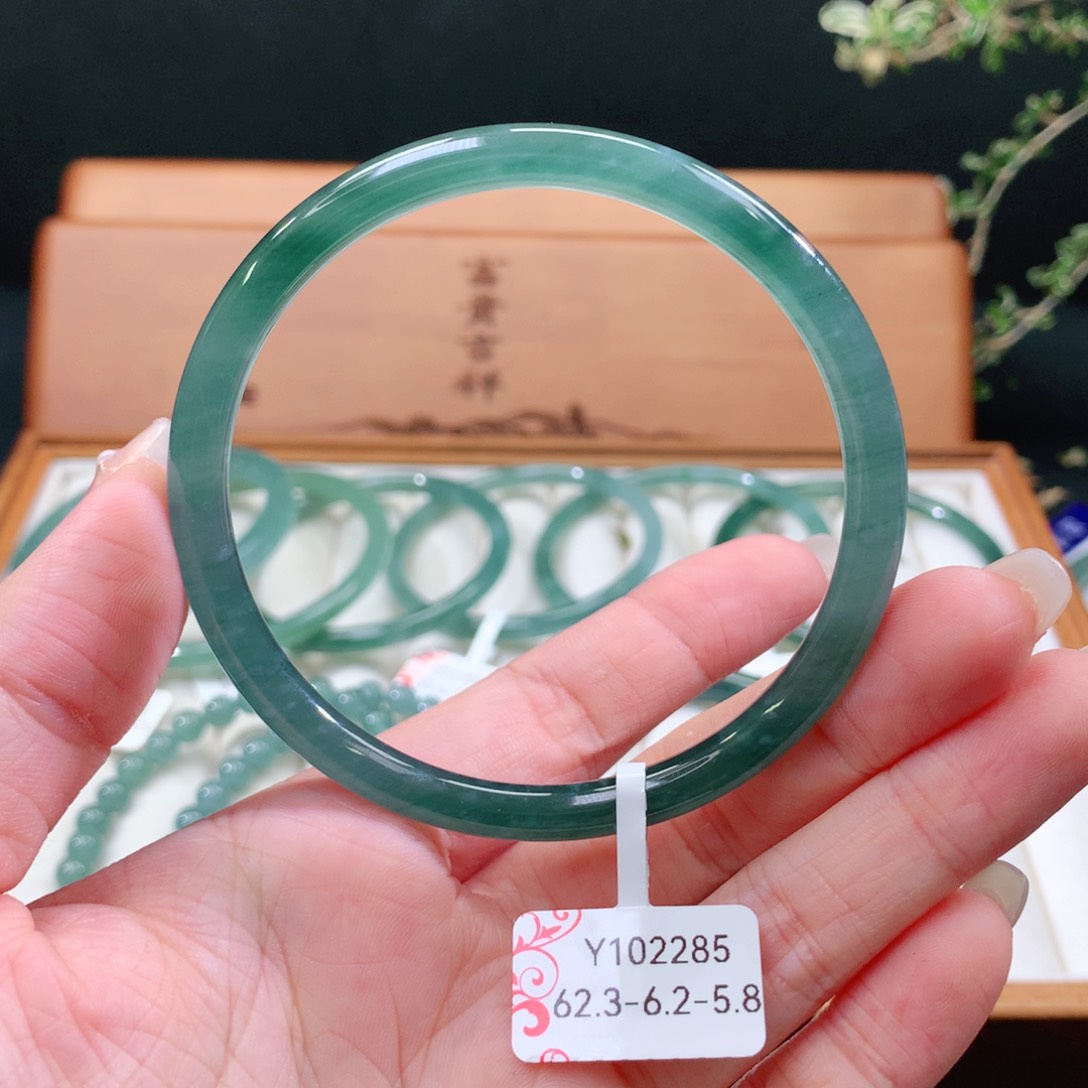 翡翠手镯未镶嵌天然