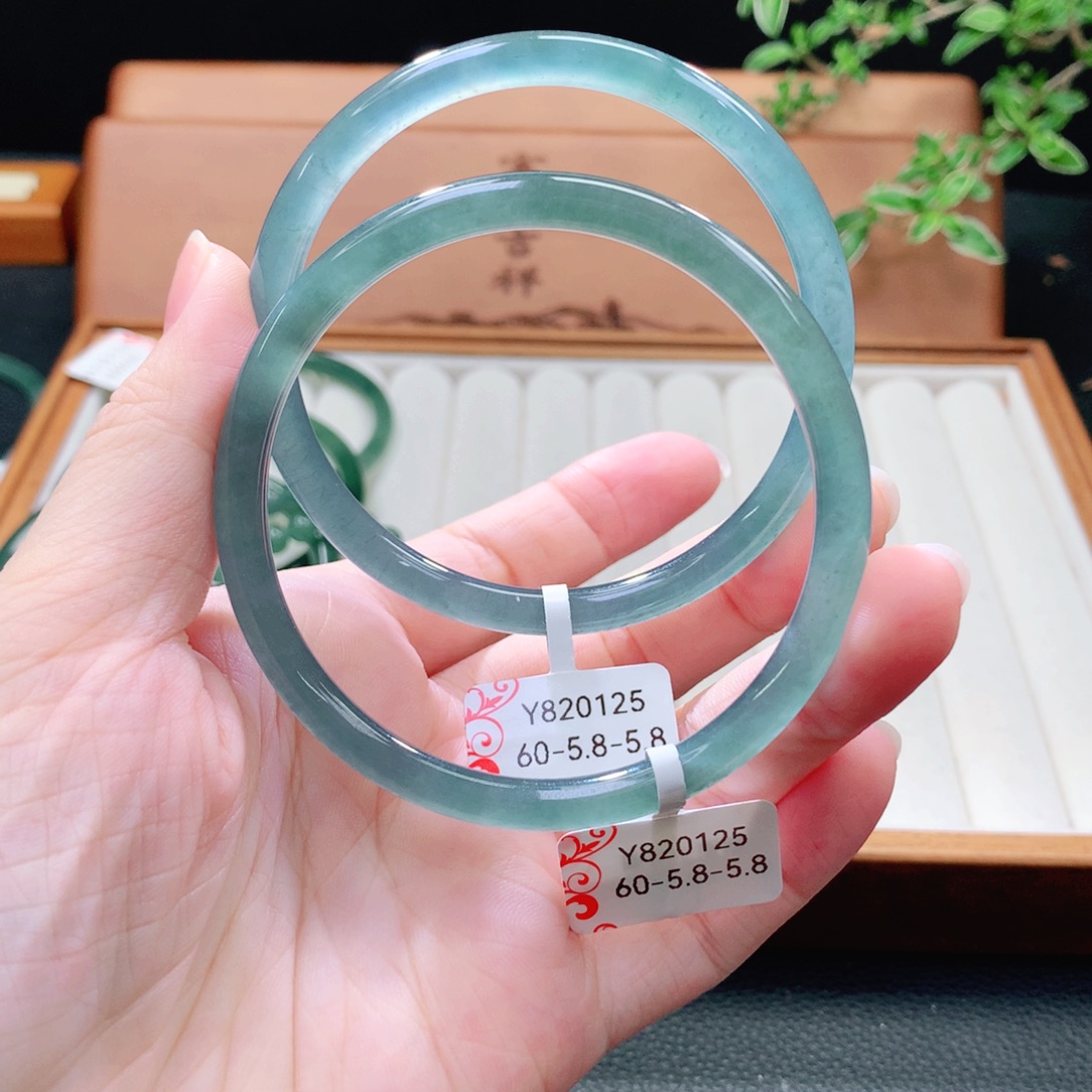 翡翠未镶嵌手镯（圆镯）
