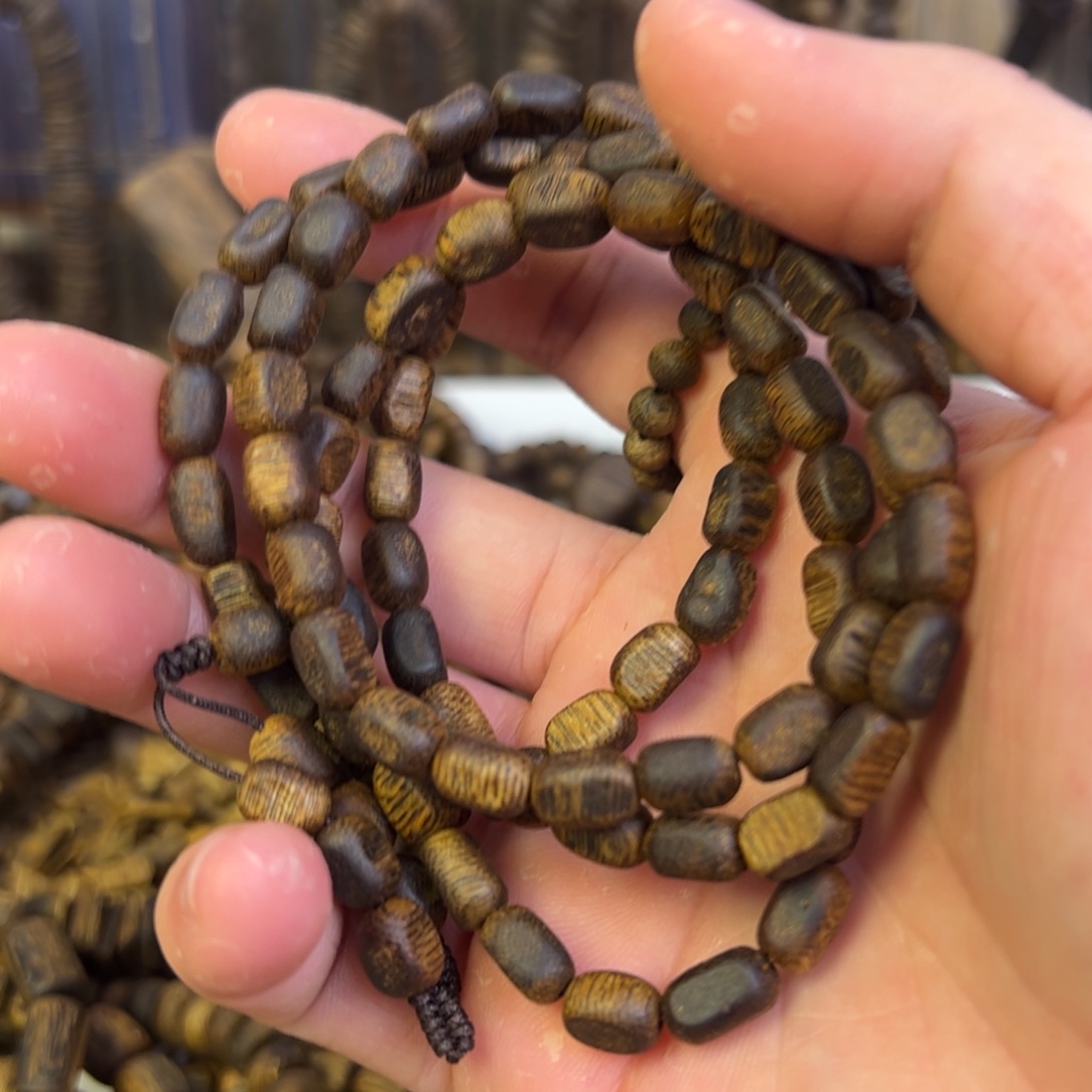 沉香手串乌身圆叶手串