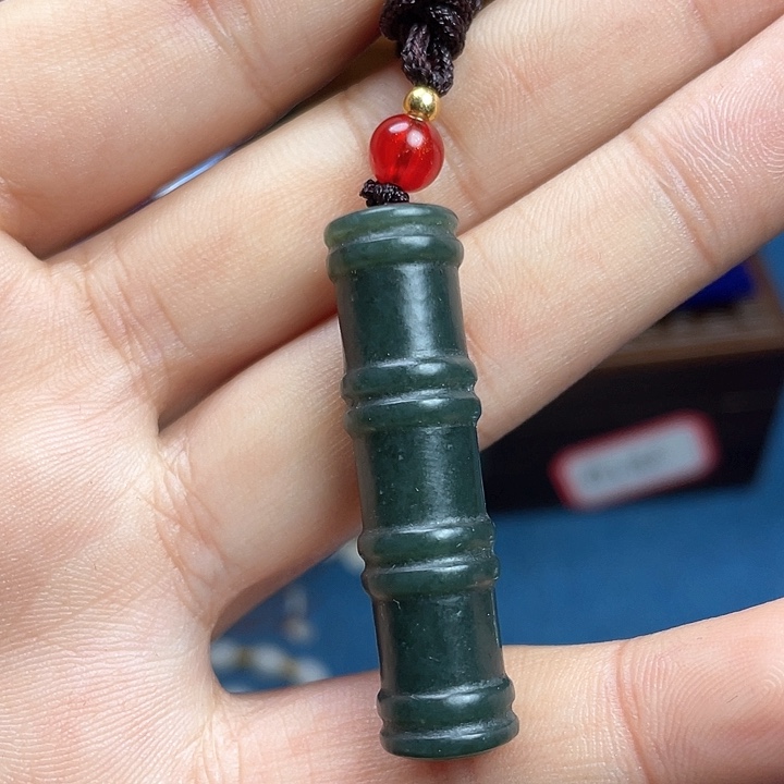 和田玉颈饰未镶嵌玉****。