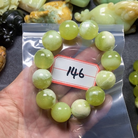 未镶嵌蛇纹石玉手链何*田