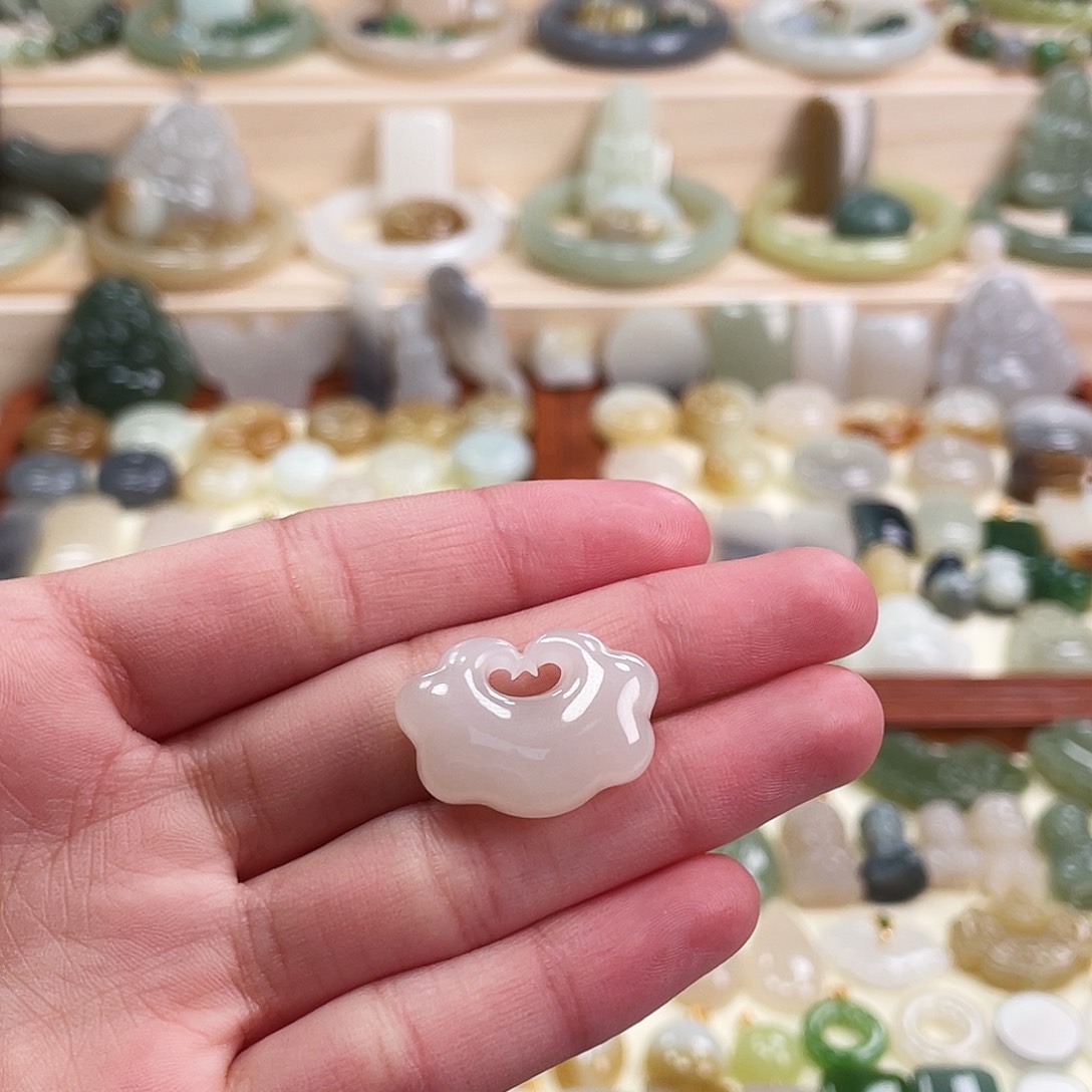 和田玉未镶嵌吊坠(赠链)