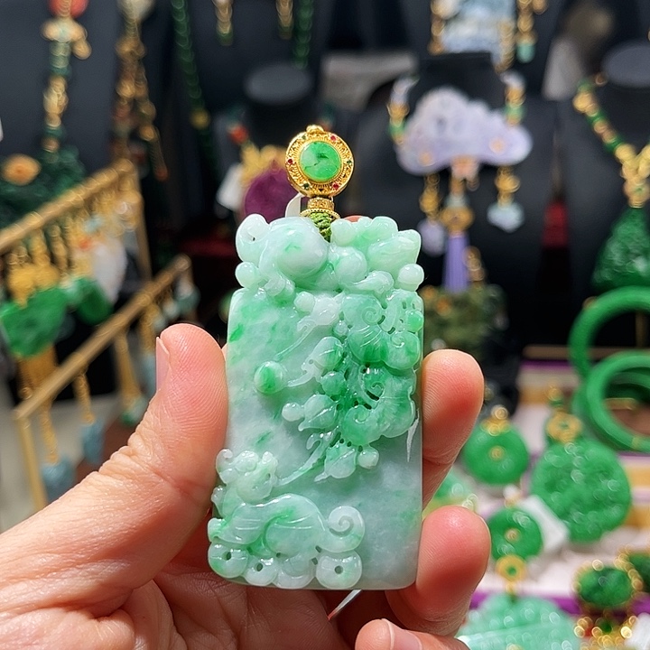 【闪购商品】翡翠吊坠(赠链)未镶嵌翡翠