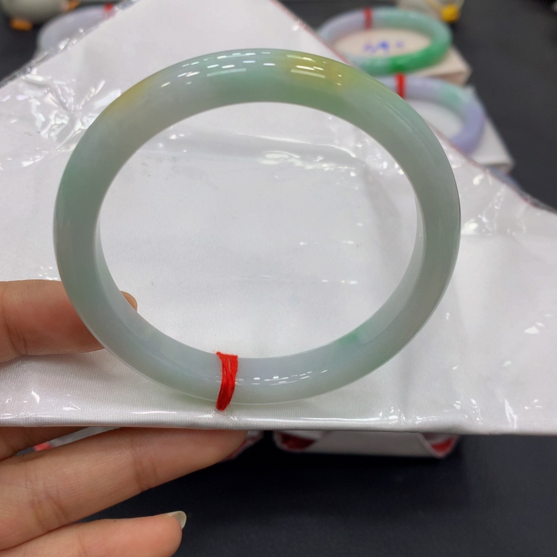 翡翠手镯未镶嵌翡翠