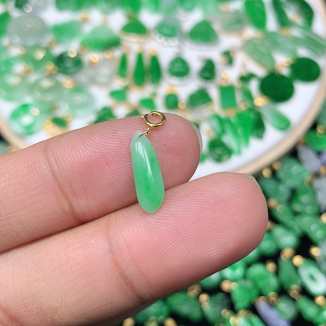 翡翠配石18K金扣 小巧精美飘阳绿小福瓜