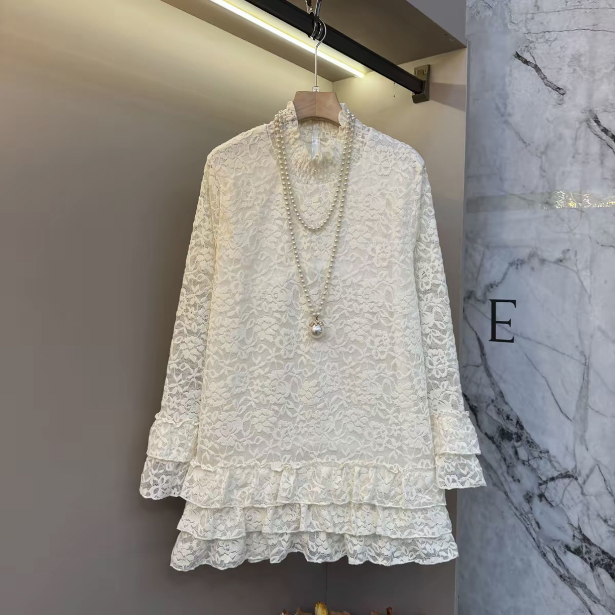 依宜秋冬新款大码半高领荷叶边宽松遮肉百搭蕾丝长袖上衣