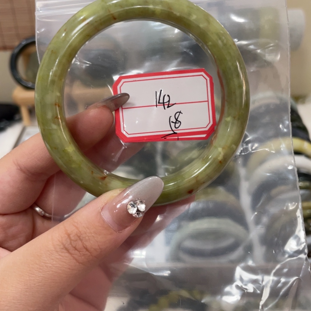 蛇纹石玉手镯未镶嵌