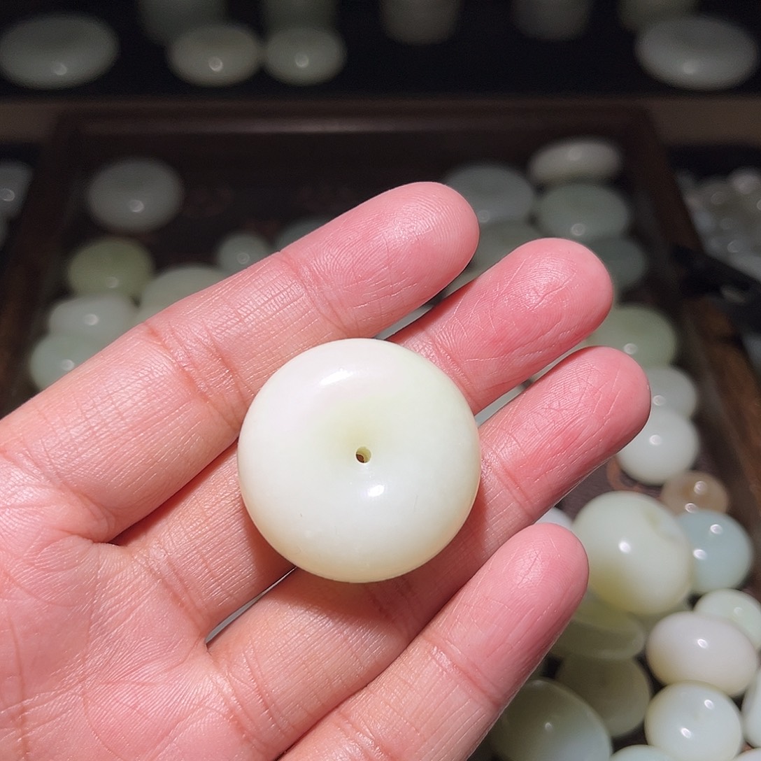 简***单和田玉未镶嵌颈饰