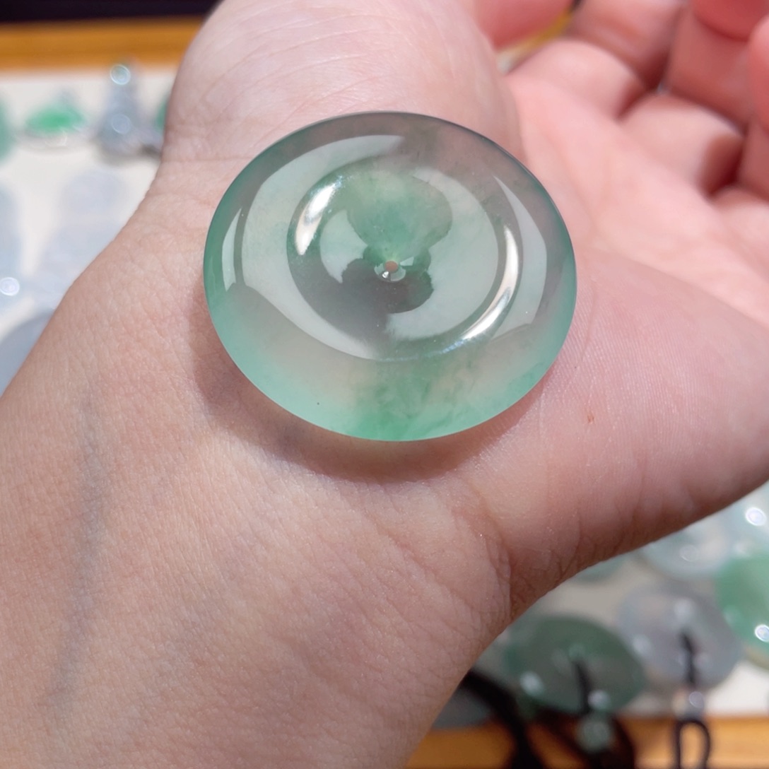 翡翠未镶嵌颈饰平安扣