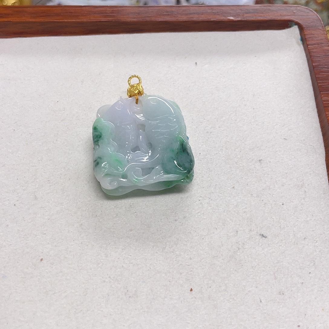 雨***后翡翠未镶嵌颈饰双鱼