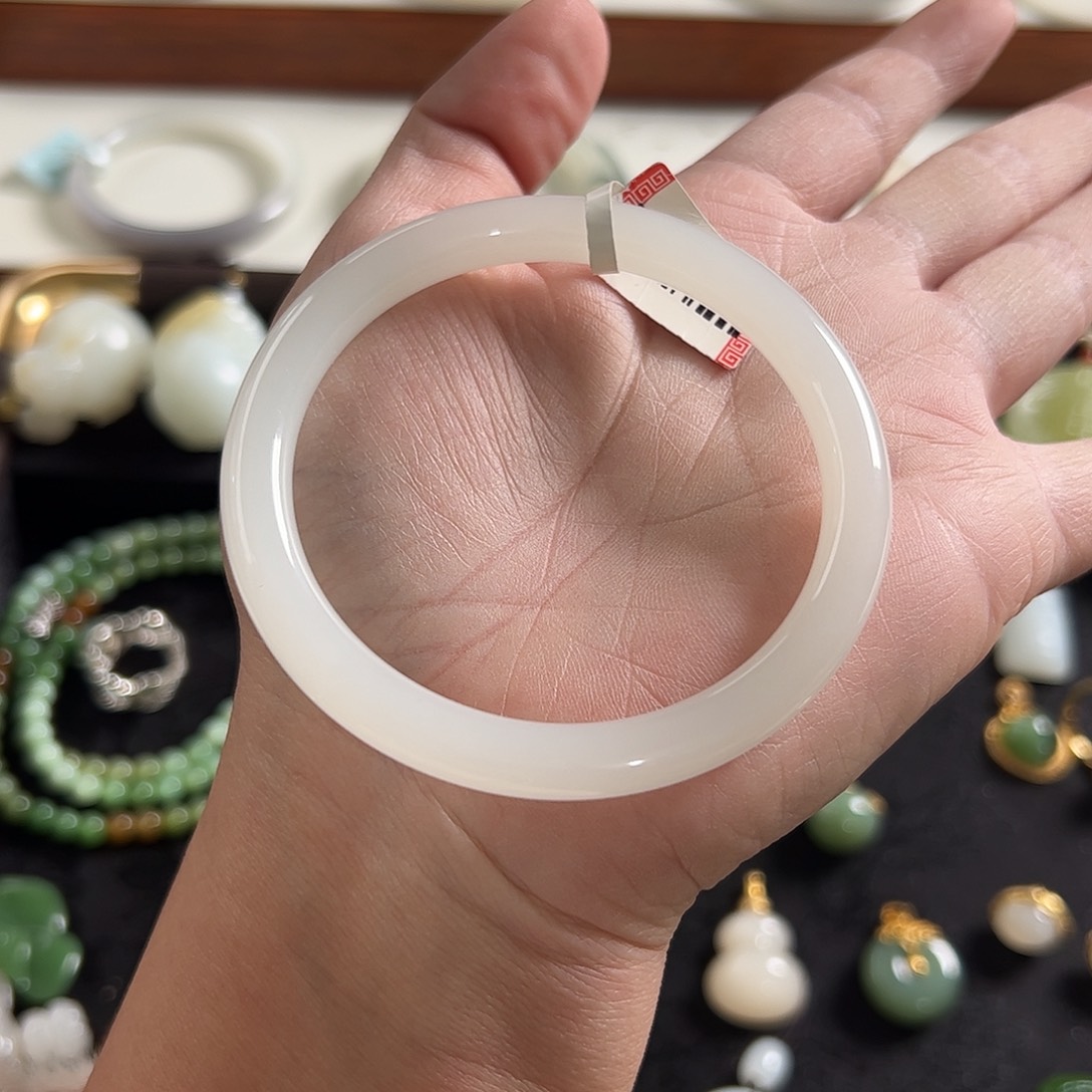 静***待和田玉未镶嵌手镯买断不退不换