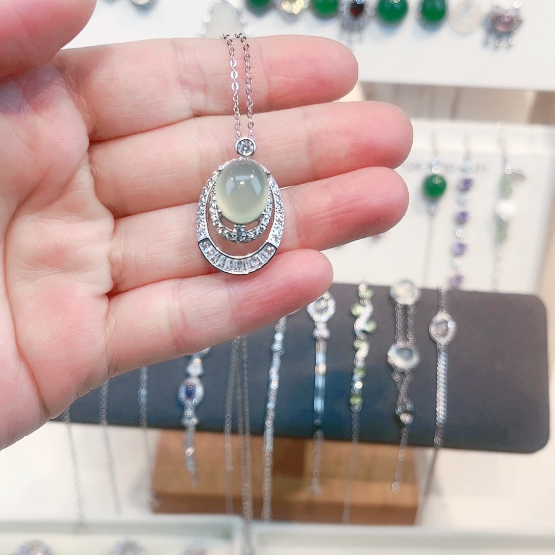 痴****岫玉银S925镶嵌吊坠(赠链)