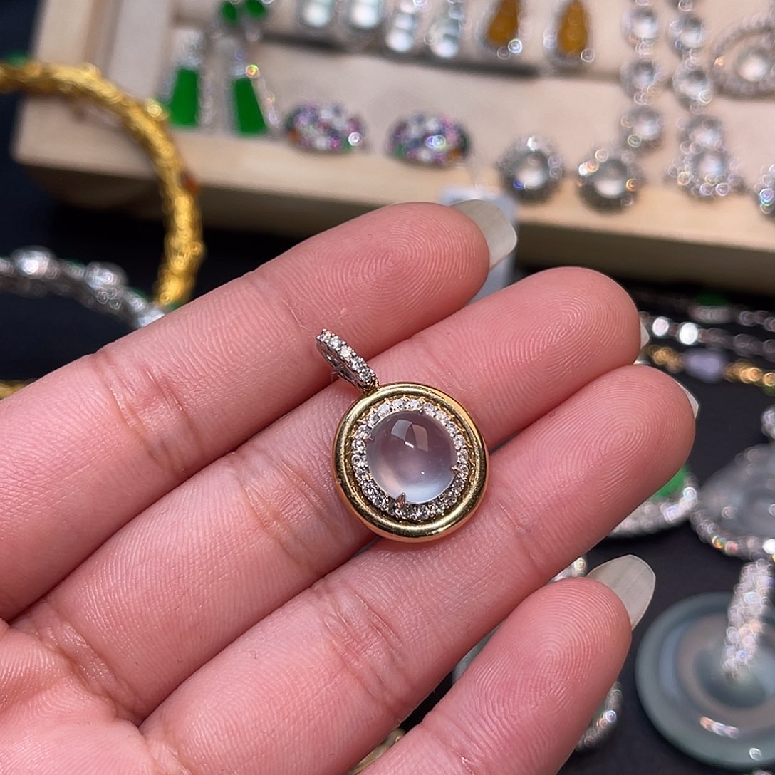 翡翠18K金镶嵌颈饰蛋面