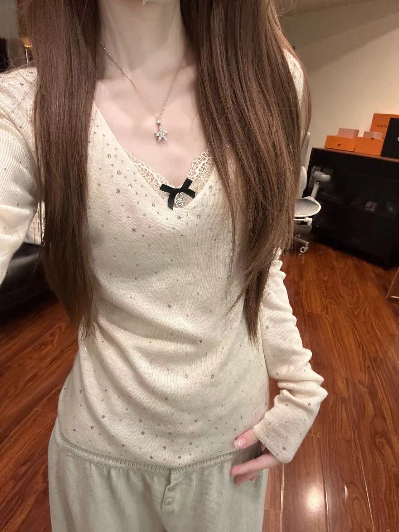 时髦洋气重工烫钻V领长袖针织衫女秋冬气质内搭打底软糯亲肤上衣