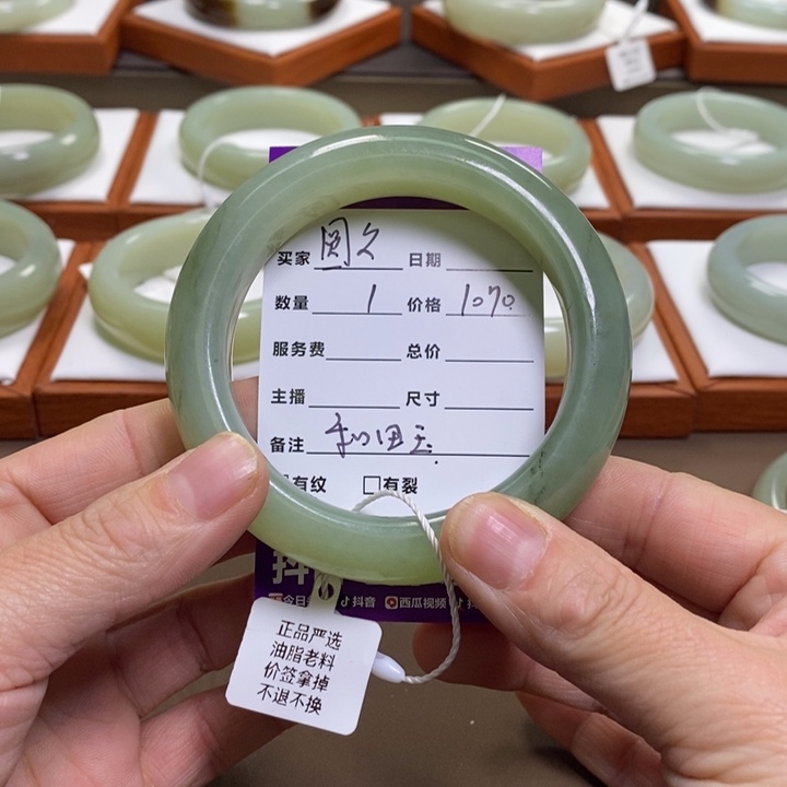 圆***圆和田玉未镶嵌手镯