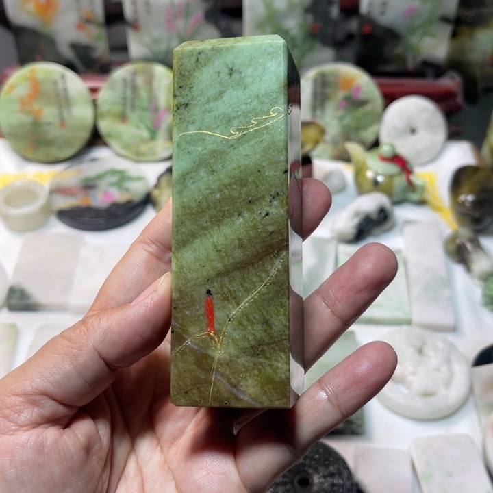 独山玉未镶嵌颈饰印章