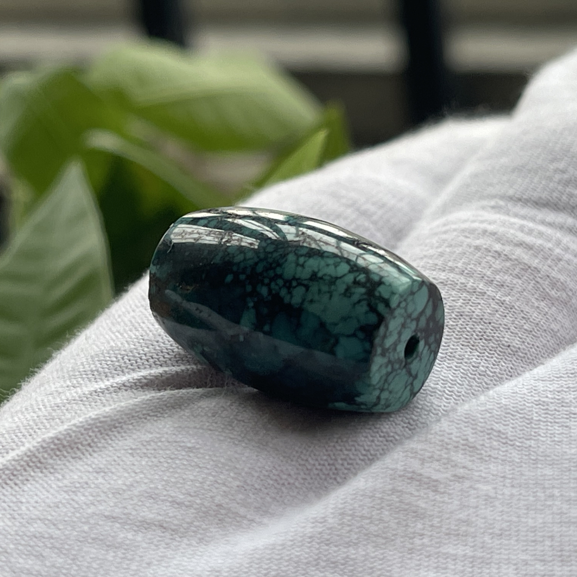 天然原矿高瓷绿松石桶珠，特色花纹漂亮，规格：14.7*22.8mm，8.8克