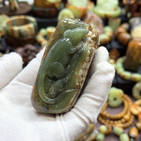 未镶嵌岫岩河磨玉（透闪石质玉）挂件