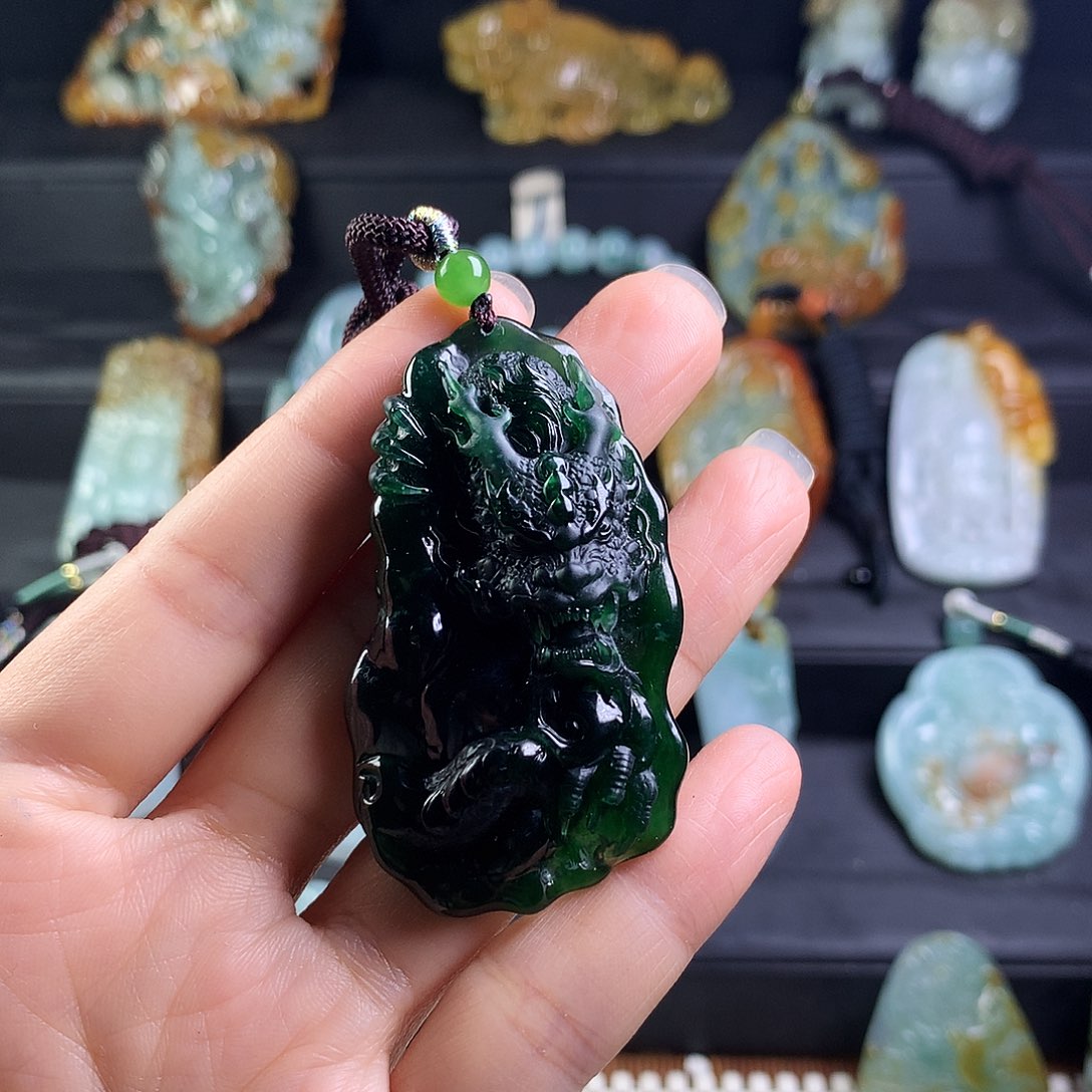 青***山翡翠未镶嵌颈饰挂件