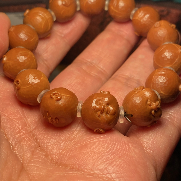 苏工核雕纯手工雕刻，铁核钻面刀痕人生百态，短圆，原桩，个性饱满