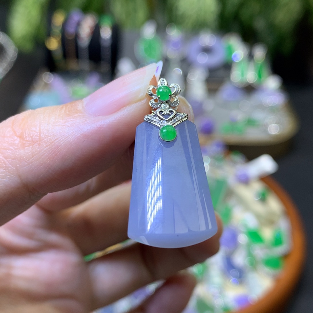 颈饰18K金镶嵌翡翠