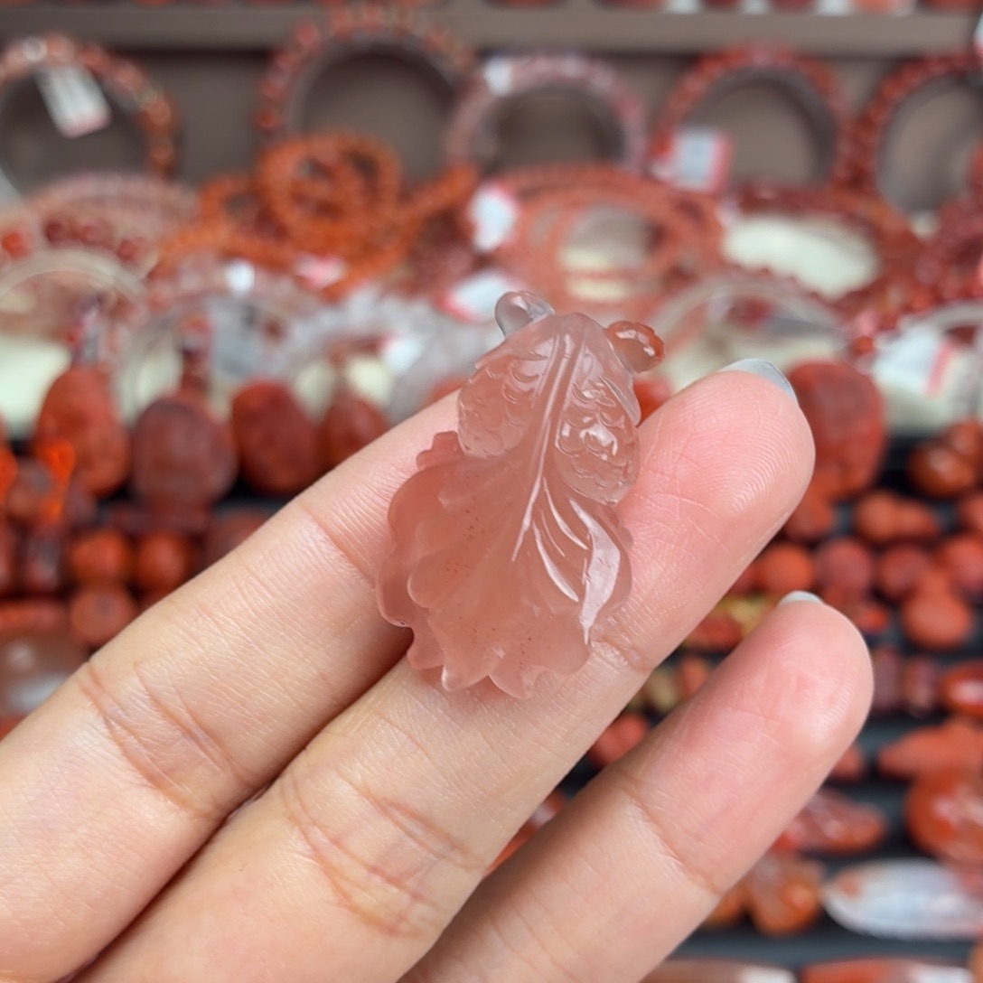 南红玛瑙未镶嵌颈饰金鱼吊坠