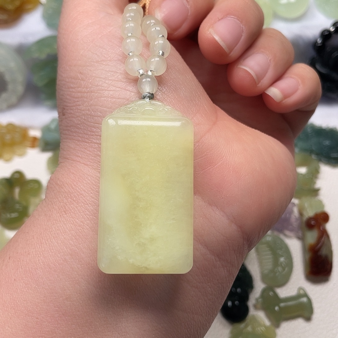 蛇纹石玉未镶嵌颈饰