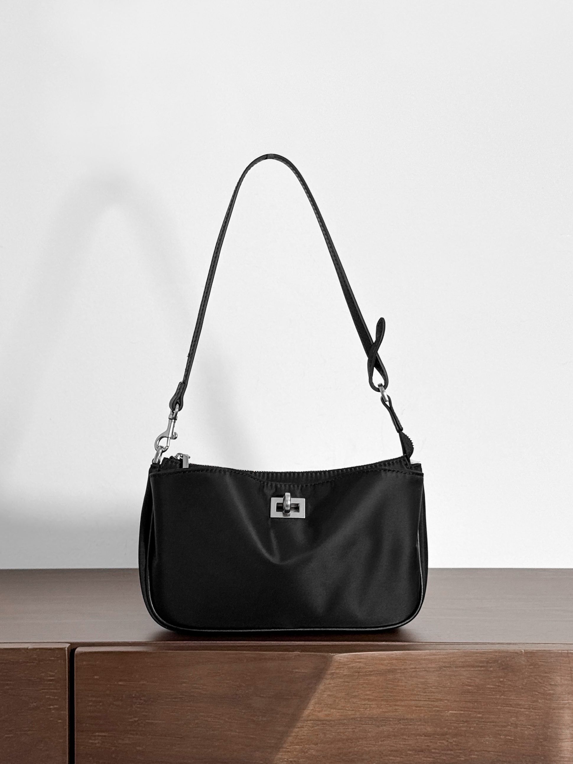 《新品》斜挎包2025水松底尼龙时尚黑色休闲头层牛皮女包单肩包女士