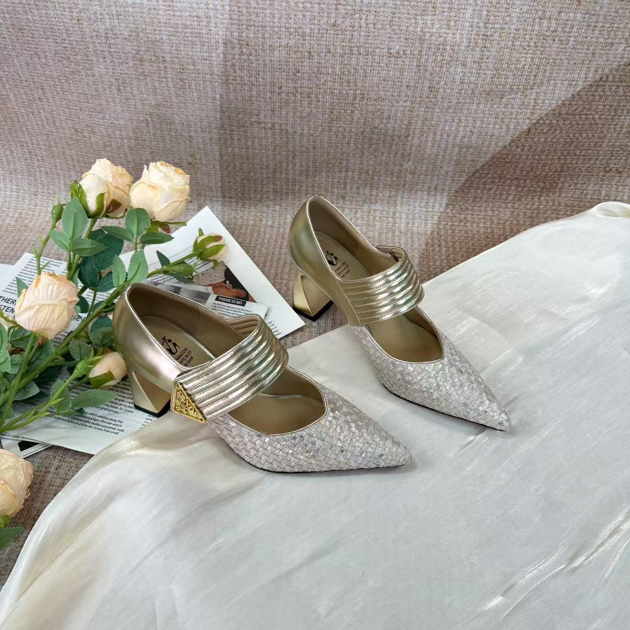 Van Gerch跟高7CM尖头编织法式欧若风春夏新款粗跟单鞋时尚买1赠3