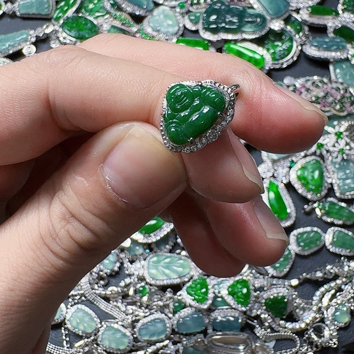 翡翠颈饰未镶嵌天然A货翡翠放漏