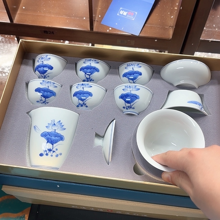 孤品茶具套装等。         