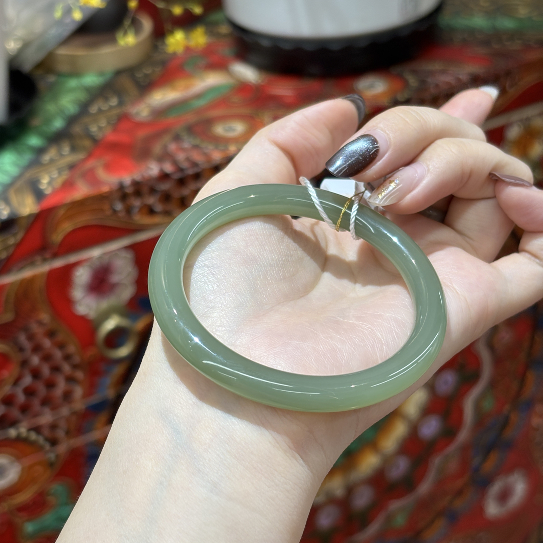 120125wt和田玉青海料湖水绿手镯约57圈口31.81颗